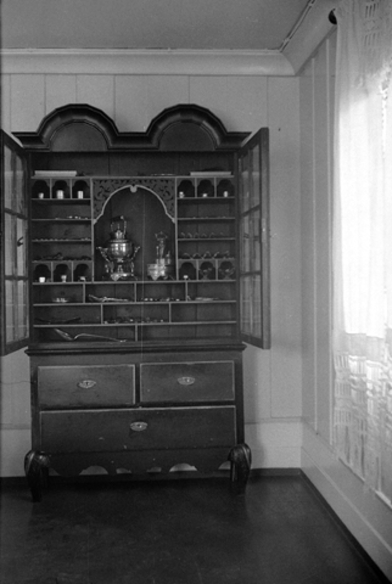 Toralv Bleken-Nilssen, STRAMMERUD. FURNES i Ringsaker. SKAP. GLASSDØRER. FB2. 504. 786-1