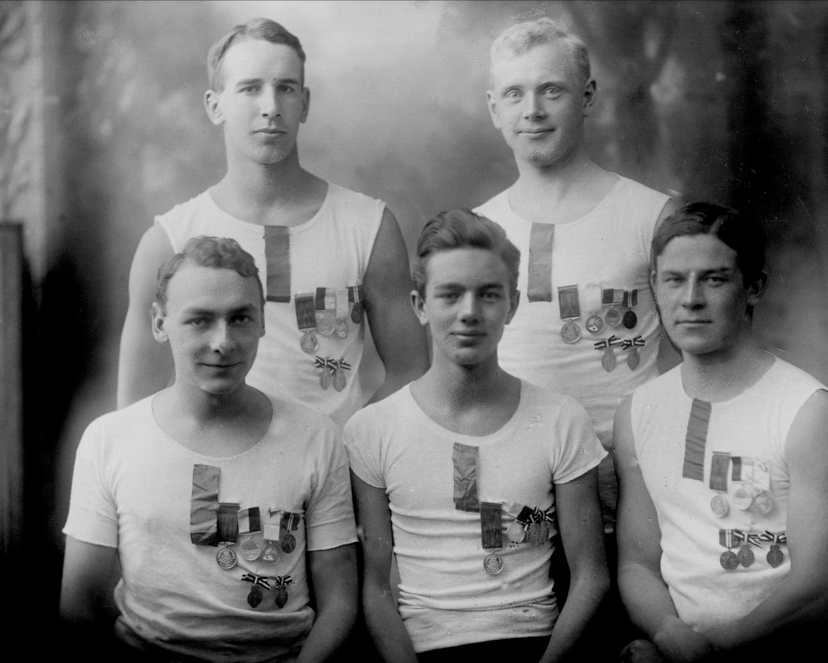 Gustav Borgen, Gruppeportrett, roere i Kristiania Roklubb. Menn med medaljer.