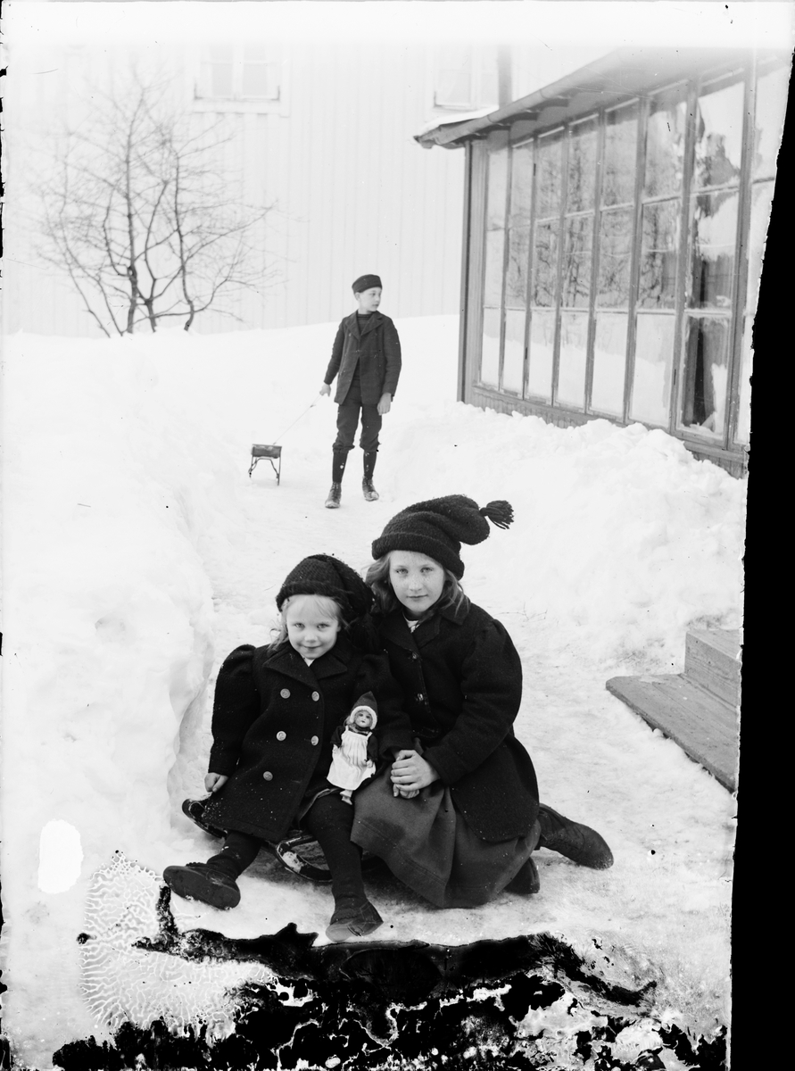 Skötsner-Edhlund, Tyra, Sara och Josef Edhlund i snön vid fotoateljén, kvarteret Guldskäret, Östhammar, Uppland