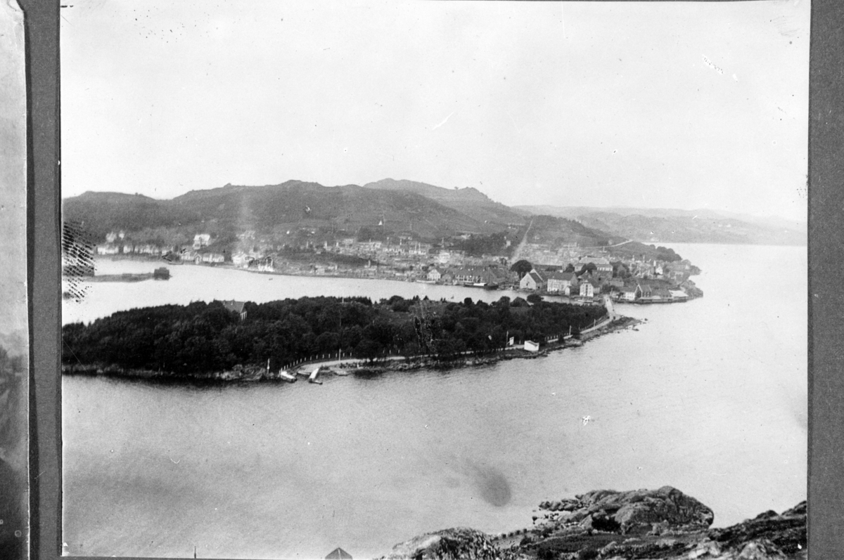 Rolf Sr. Sundt, Utsikt fra Spind mot Farø og Farsund etter bybrannen. Fotografert 1901.