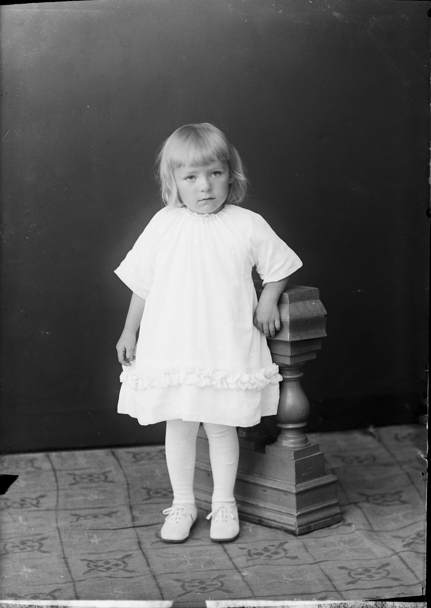 Skötsner-Edhlund, Ateljéporträtt - barn till Karl Eriksson från Björnäs, Börstil socken, Uppland 1922