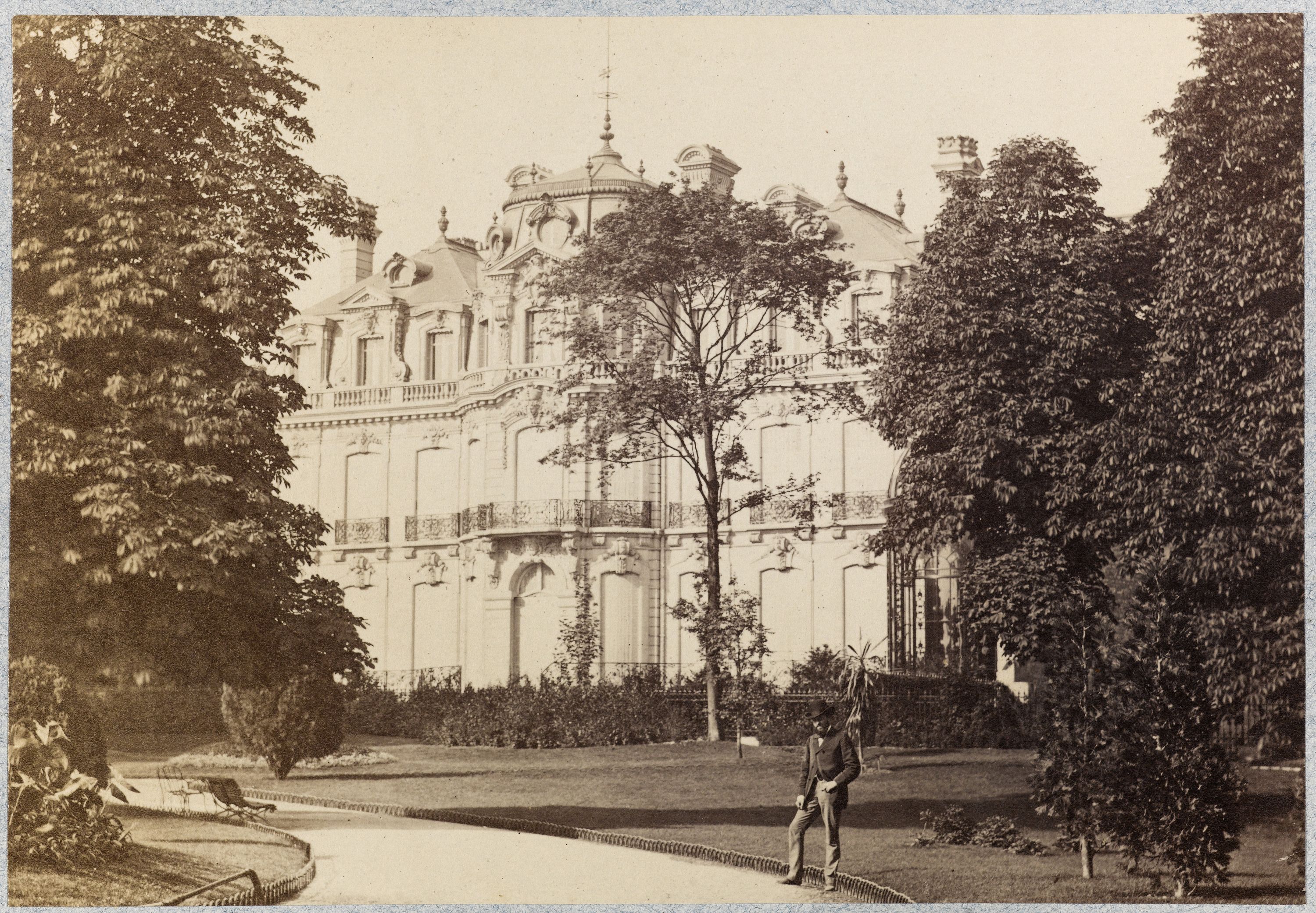 Anonyme, Portrait d'un homme posant dans un parc, Paris