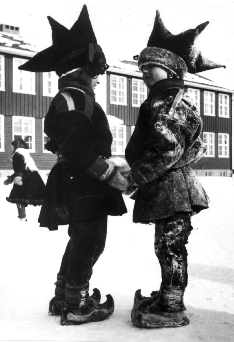 Virginia Raymond Davidson, Karasjokdrakt. Skolegutter ved Karasjok skole, mars 1958.