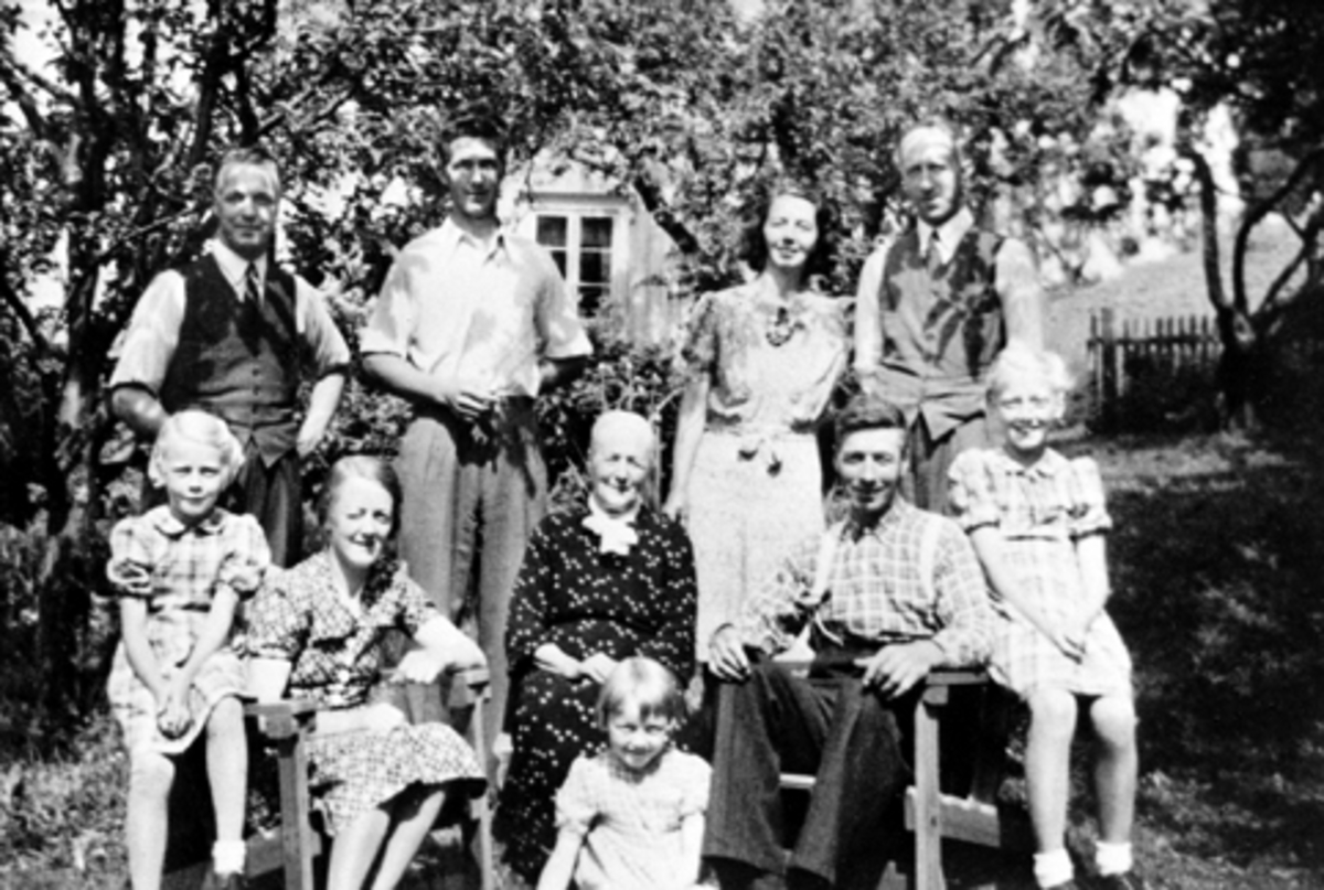 Anno Domkirkeodden, FAMILIEGRUPPE10. BRATLIEN. F. V. OLAF F. 1904, KJØPMANN FJELLHAMAR, JOHAN, F. 1913, ARBEIDET PÅ STØSAGA, OVIDIA BRATLIEN PETTERSEN, F. 1910, PETTER PETTERSEN KJØPMANN HOFF I SOLØR. FORAN GERD MÅLFRID, F. 1933, GUNDA HAUKAASEN BRATLIEN F. 1905, MATHEA F. 1870, RANDI SYNNØVE F. 1937, MARTINIUS F. 189…