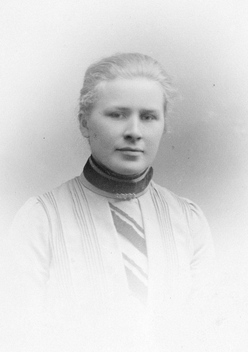 Anno Domkirkeodden, GUDRUN SPANGEN, FØDT SØBERG. PORTRETT. EIER: OLE KRISTEN SOLBERG, 2340 LØTEN.
