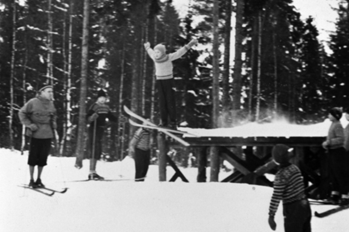Anno Domkirkeodden, ANKERKOLLEN, HOPPBAKKE I HAMAR, SKIHOPPER. . . . . . ANDERSEN I SVEVET. 1946/1947. FOTO EGIL DANIELSEN