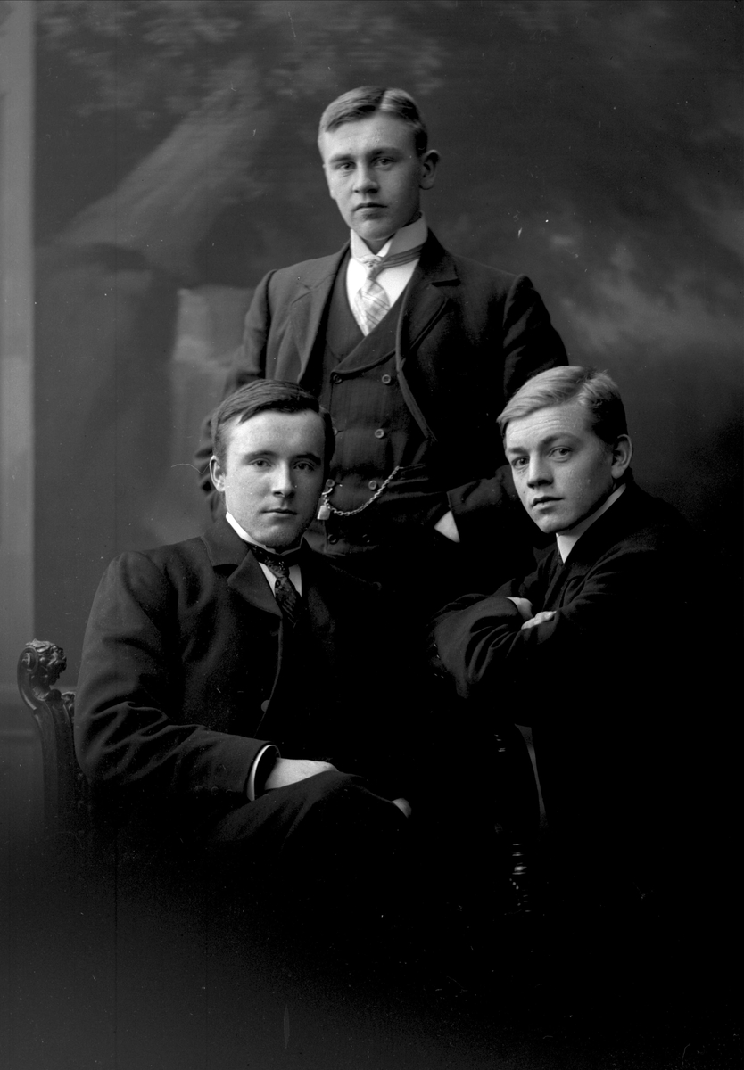 Gustav Borgen, Personen til venstre er Johan Ekeberg, Aurskog. Stående bak, Ingvald Stamsaas.