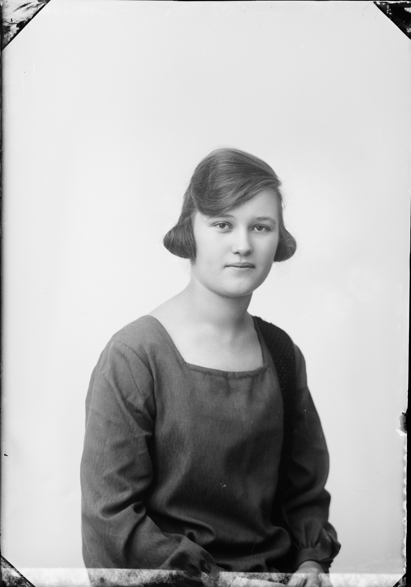 Skötsner-Edhlund, Ateljéporträtt - Maja Andersson från Östhammar, Uppland