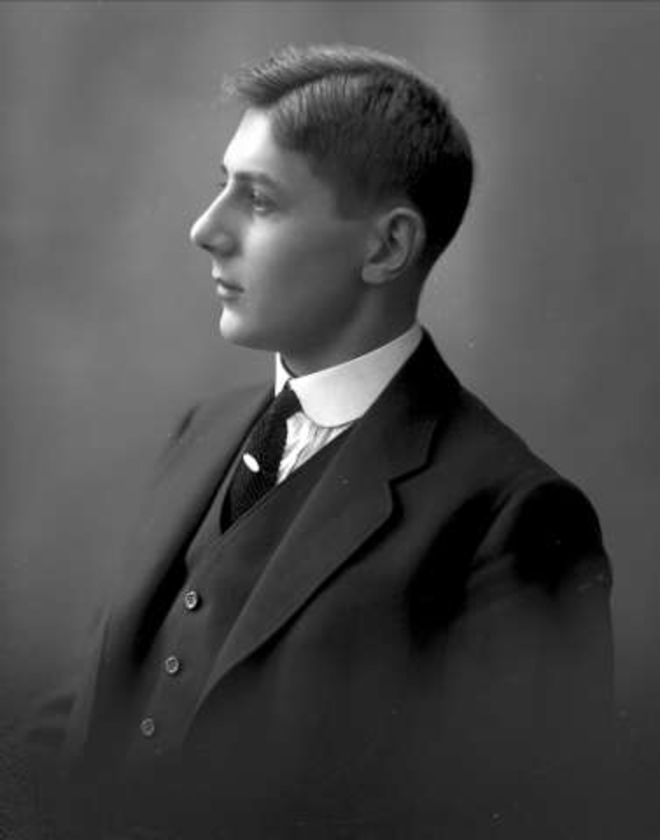 Gustav Borgen, Portrett, mann i mørk dress. Herr Bjørn Malm.