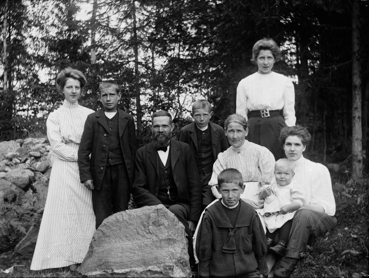 Josef Ärnström, Söderkvist med familj, Hållnäs socken, Uppland 1910