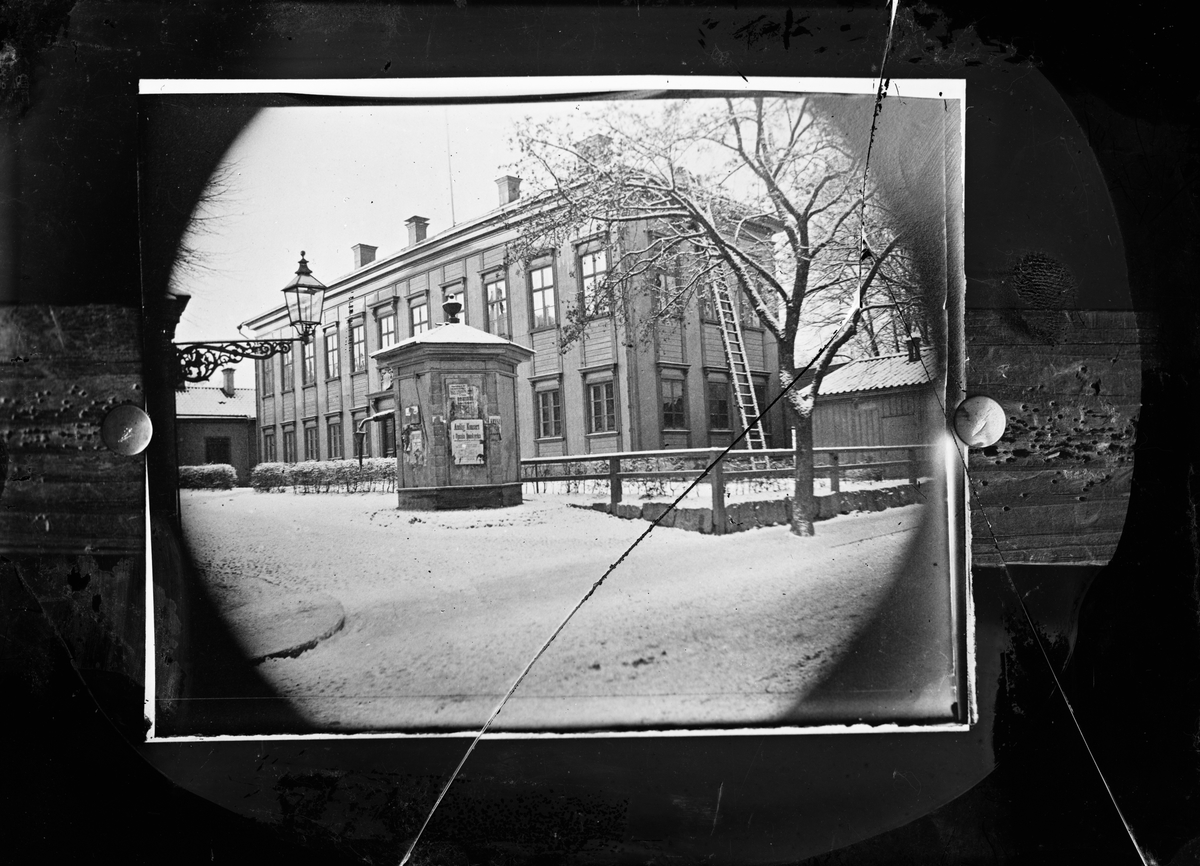 Henri Osti's Fotografiateliér, Västmanland-Dalas studentnation och Lutpumpen, Lutgränd, kvarteret Luten, Uppsala före 1899
