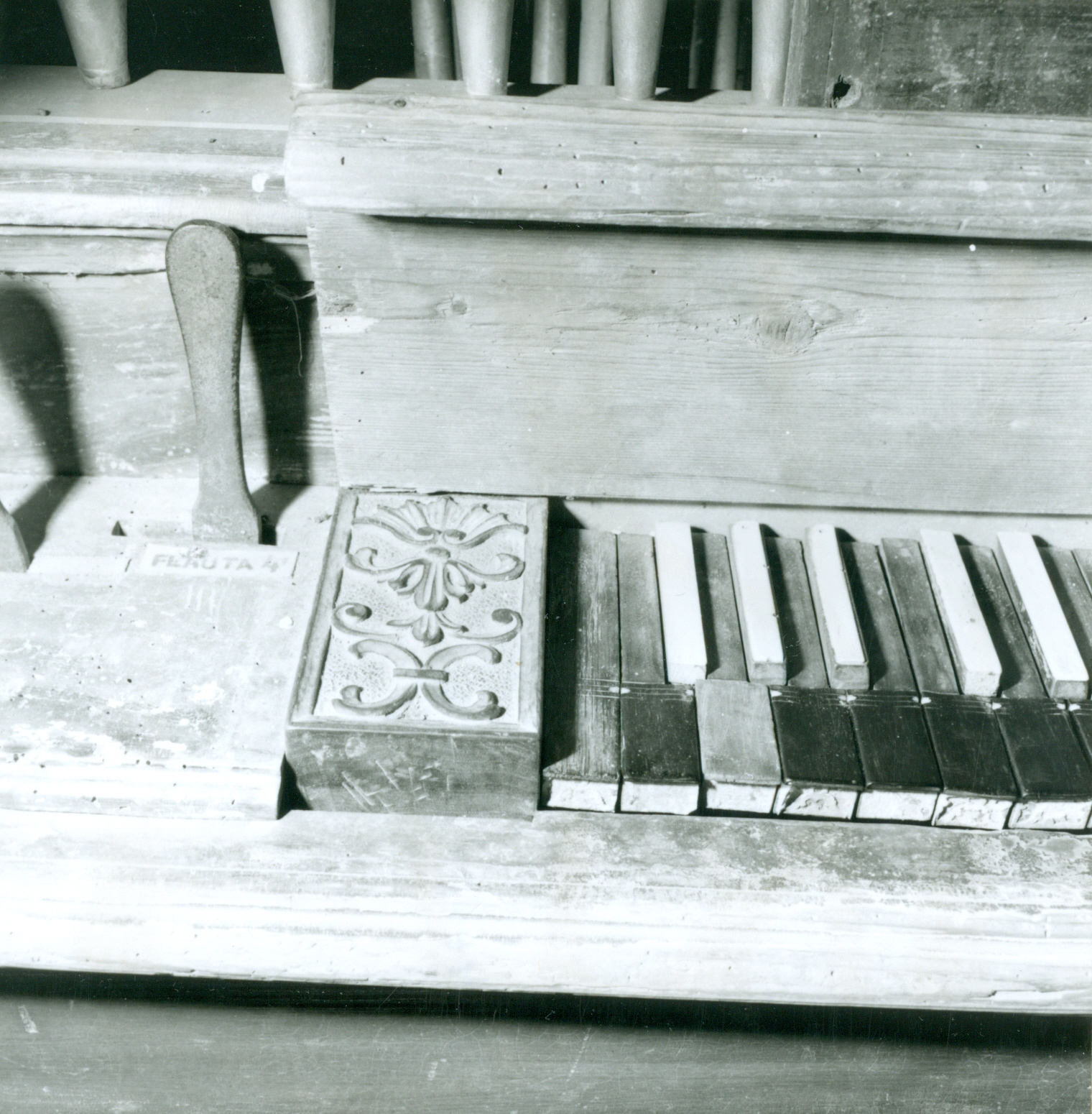 Nino Vranić, Žarovnica (Ivanec) - Kapela sv. Marije Sniježne - Detalj sviraonika - dio klavijature i ručice manubrija (lijeva strana)