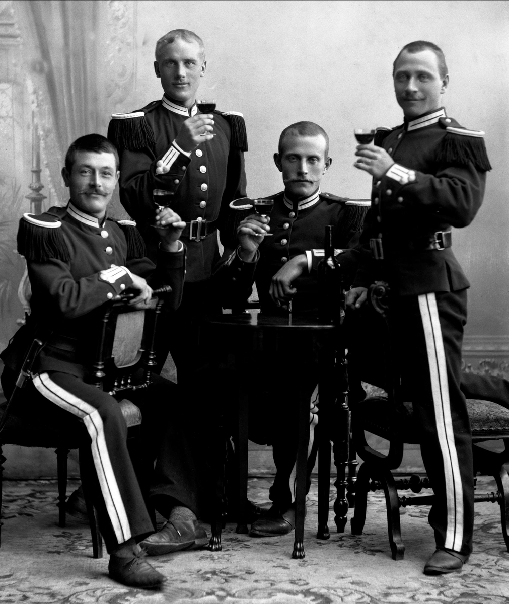 Gustav Borgen, Gruppeportrett, fire gardister med vinglass.