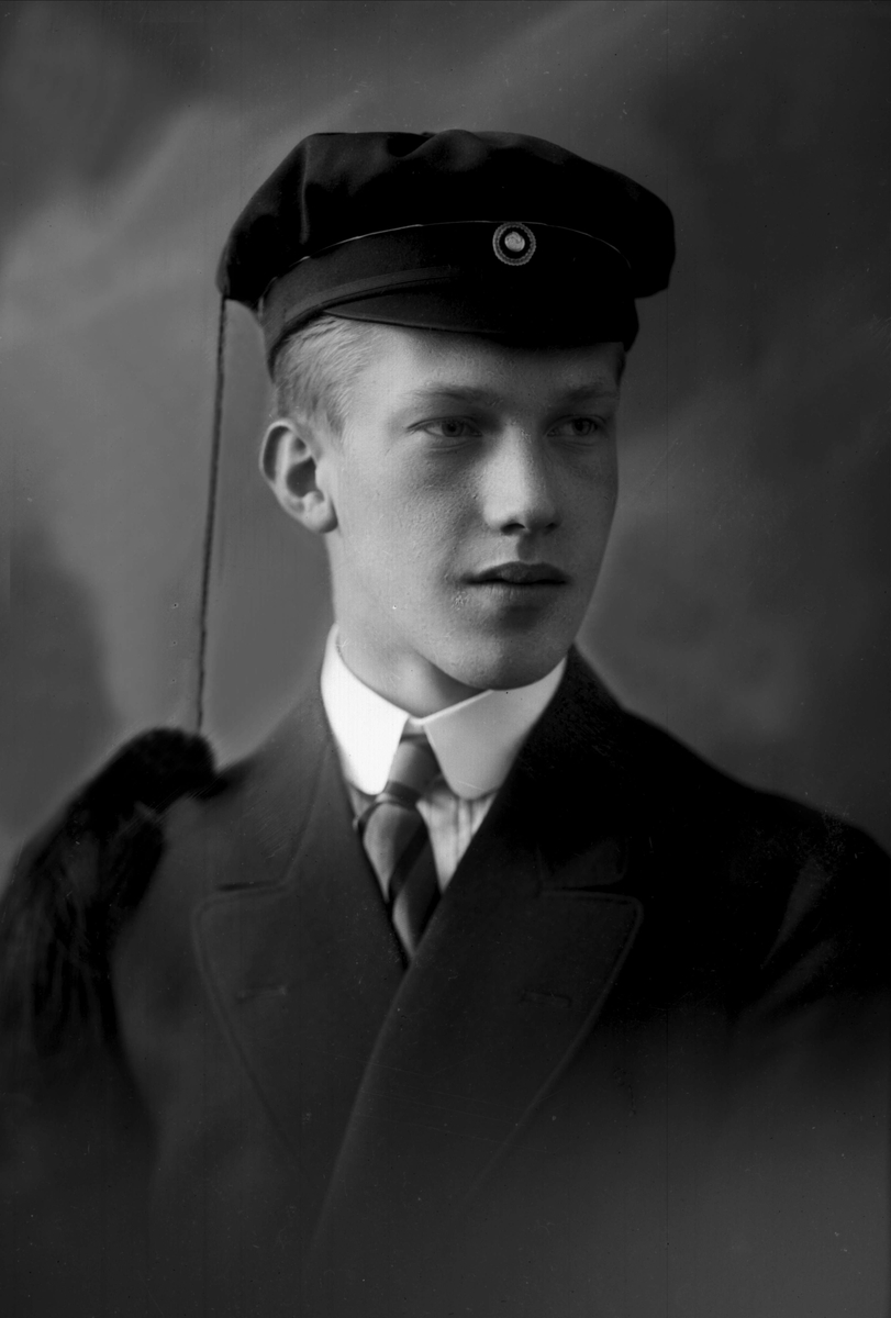 Gustav Borgen, Portrett, mann med studentlue. Leif Didriksen.