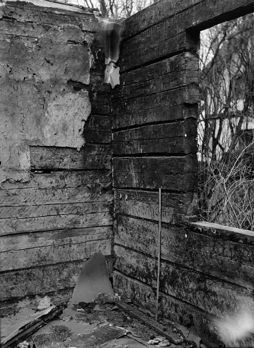 Paul Sandberg, Timber walls with a window opening in Bärby hut, now in the open-air museum Disagården, in the original place in Bärby, Östervåla parish, Uppland