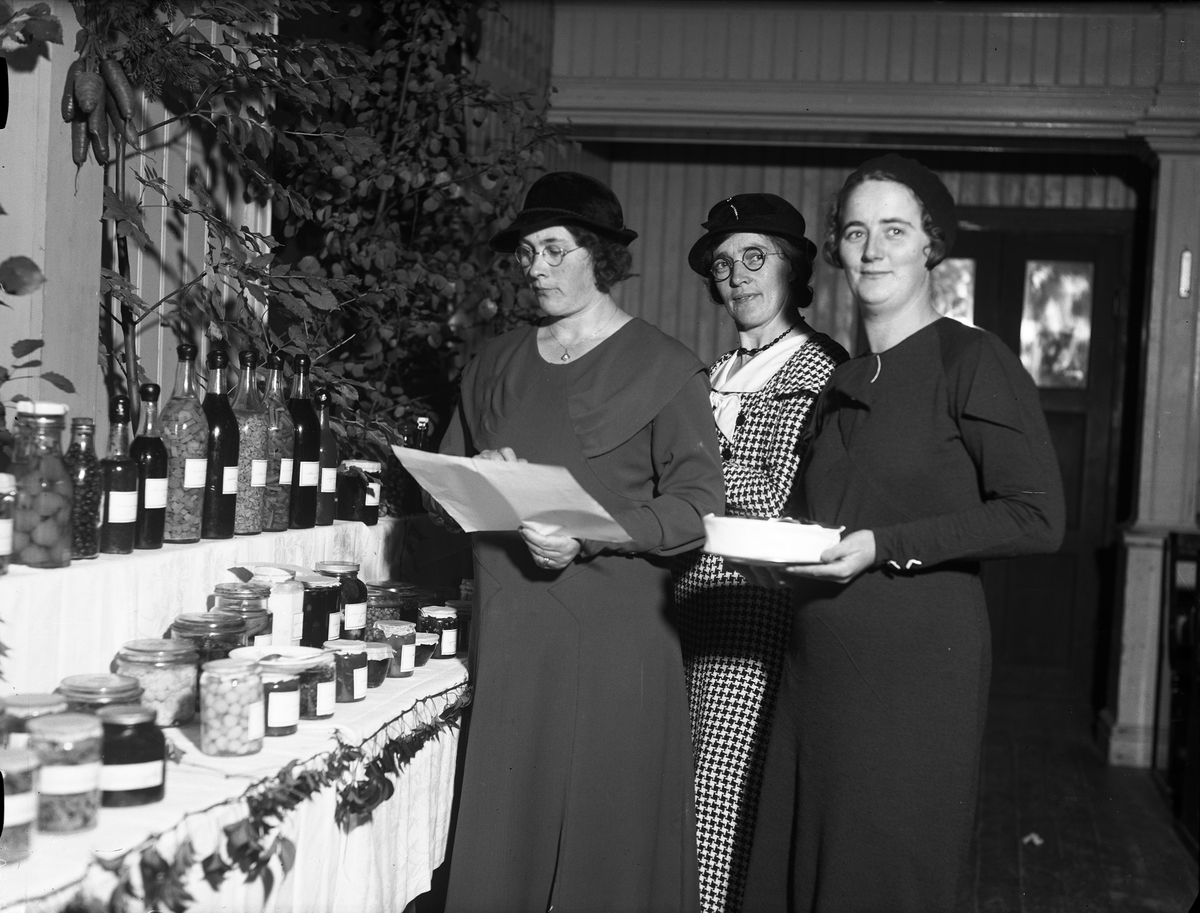 Paul Sandberg, Frarna Bremer, Tunon and Berg were part of the local board of assessment when Alunda JUF had canning competition in Alunda Ordenshus