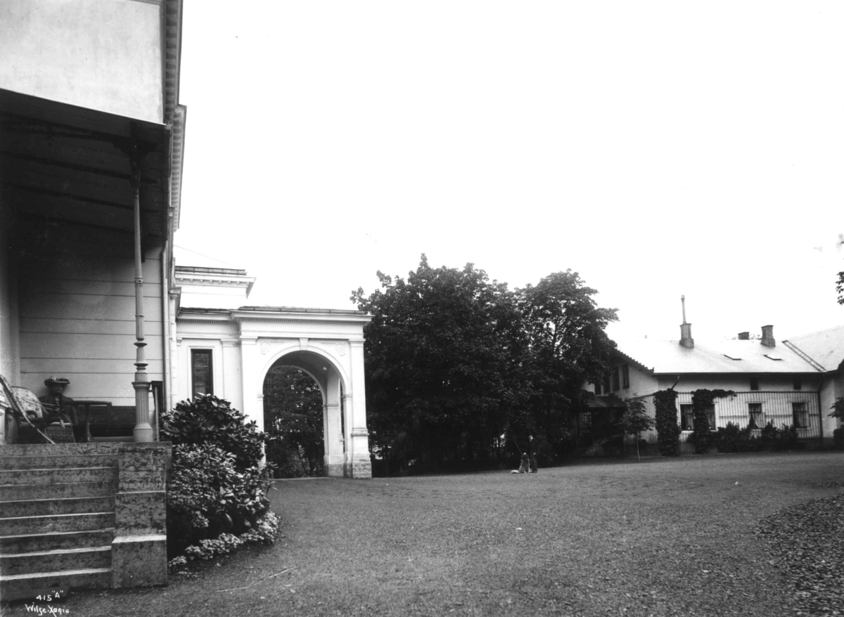 Anders Beer Wilse, Skøyen hovedgård, Oslo 1903. Gårdsplassen.