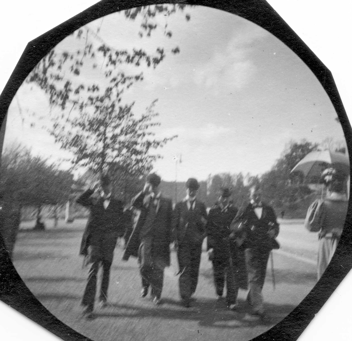 Fredrik Carl Mülertz Størmer, Gruppe med studenter spaserer i Studenterlunden, Oslo, med ryggen til Slottet. Fra venstre: Hesselberg, Koren, Steffens, ?, Moestue.