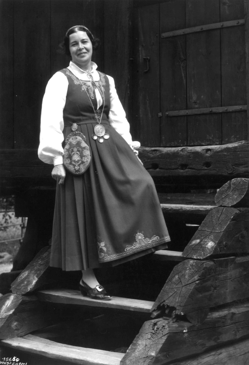 Anders Beer Wilse, Kvinnedrakt, Akershus