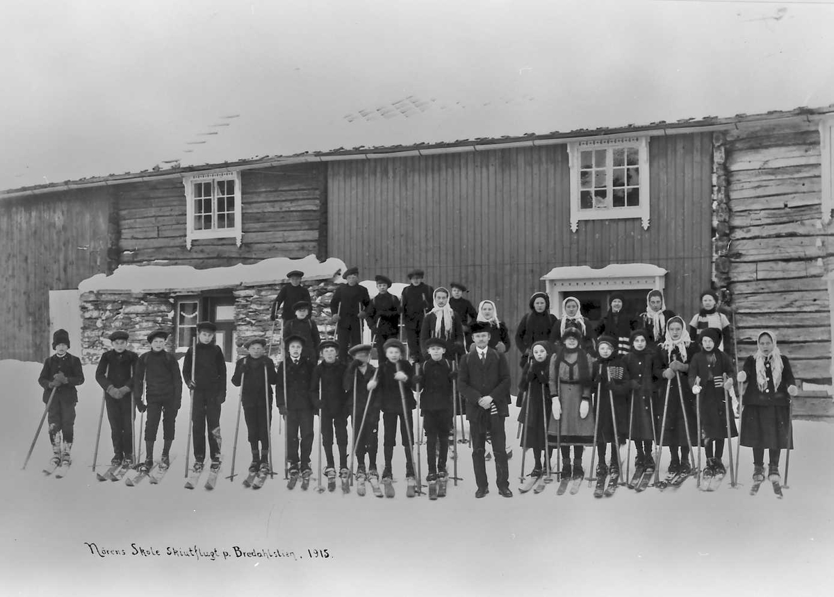 Peder J. Bredalslien, "Nørens Skole Skiutflugt p. Bredalslien 1915. "