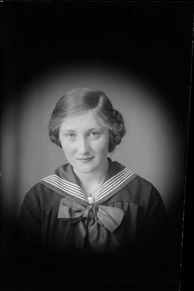 Skötsner-Edhlund, Ateljéporträtt - Sara Edhlund, Östhammar, Uppland