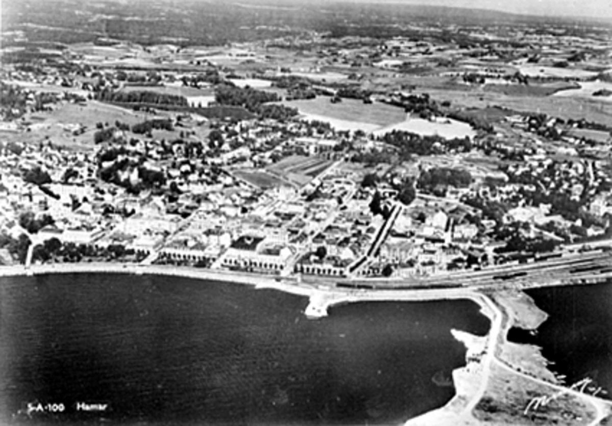 Anno Domkirkeodden, FLYFOTO OVER HELE SENTRUM FRA MJØSSIDA, TJUVHOLMEN, JERNBANEBRYGGA, HAMARBUKTA. Postkort.