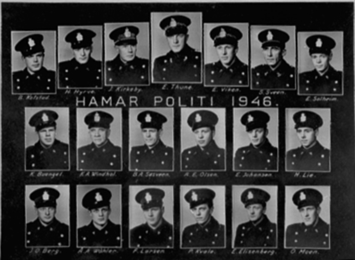 Anno Domkirkeodden, Hamar Politi 1946. Gruppe 19, politikonstabler. Nederst f.v. J.O.Berg, Å.A. Wøhler, F. Larsen, Per Kvale, E. Elisenberg, O. Moen. Midten f.v. K. Buenget, K.A. Windhol, , B. A. Søsveen, A. E. Olsen, E. Johansen, H. Lie. Øverst f.v. B. Kolstad, H. Hyrve, J. Kirkeby, E. Thune, E. Viken, S. Sveen, E. S…
