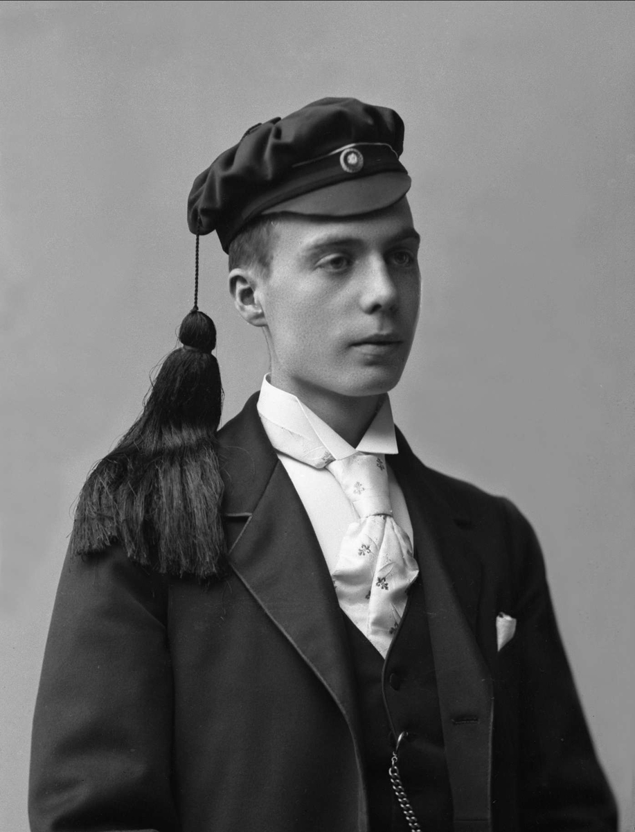 Gustav Borgen, Portrett, mann med studentlue. Arthur Pedersen.