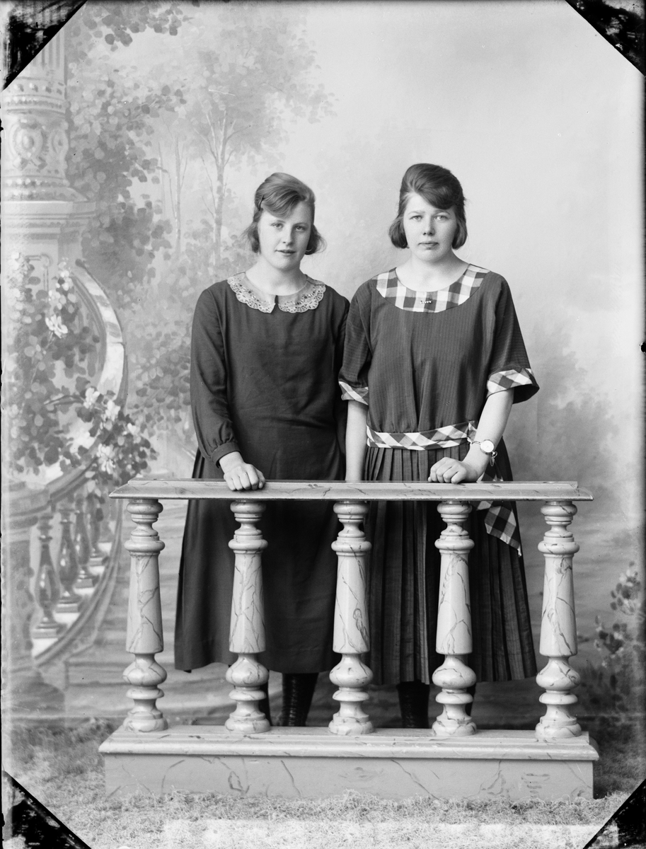 Skötsner-Edhlund, Two Young Women, Östhammar, Uppland