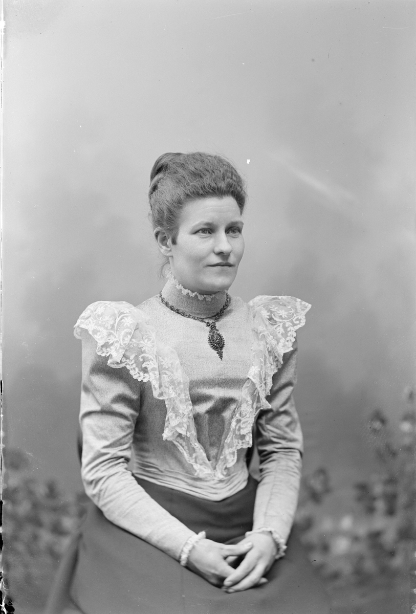 Henri Osti's Fotografiateliér, Ateljéporträtt - Emma Osti, Uppsala 1907