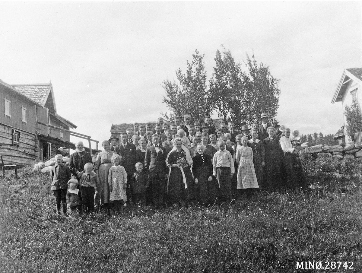 Peder J. Bredalslien, Gruppebilde, bryllup