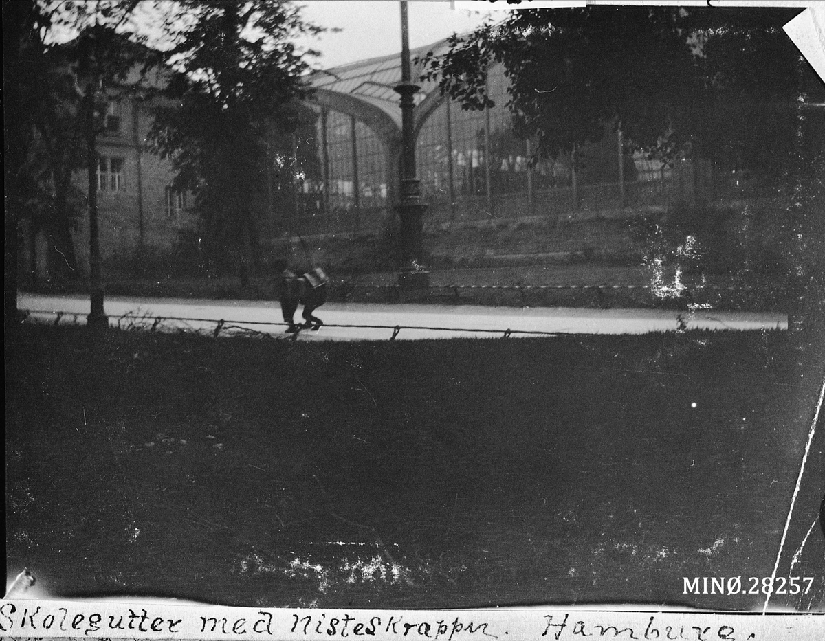 Rugsveen, Johan, Undseth, Skolegutter med nisteskrepper, Hamburg