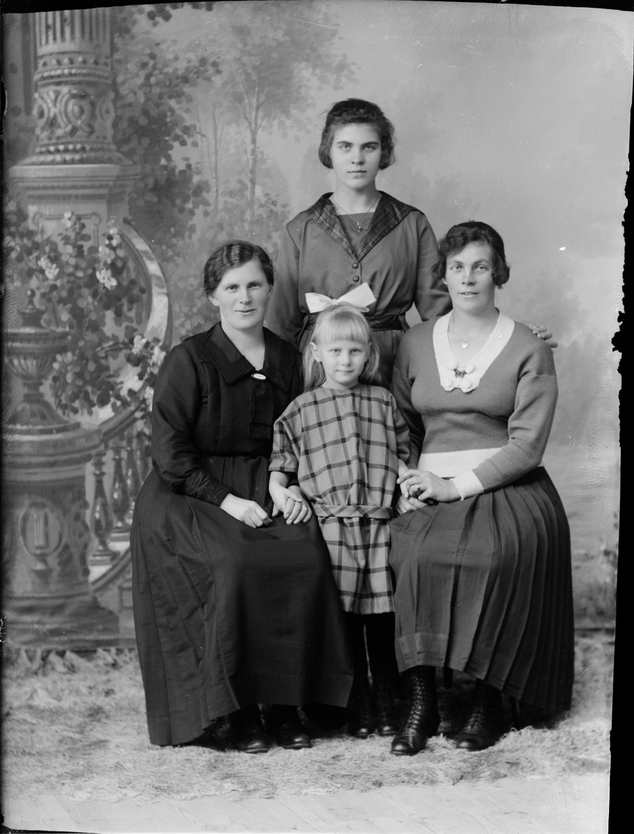 Skötsner-Edhlund, Group Retreat - Three Women and a Girl, Östhammar, Uppland