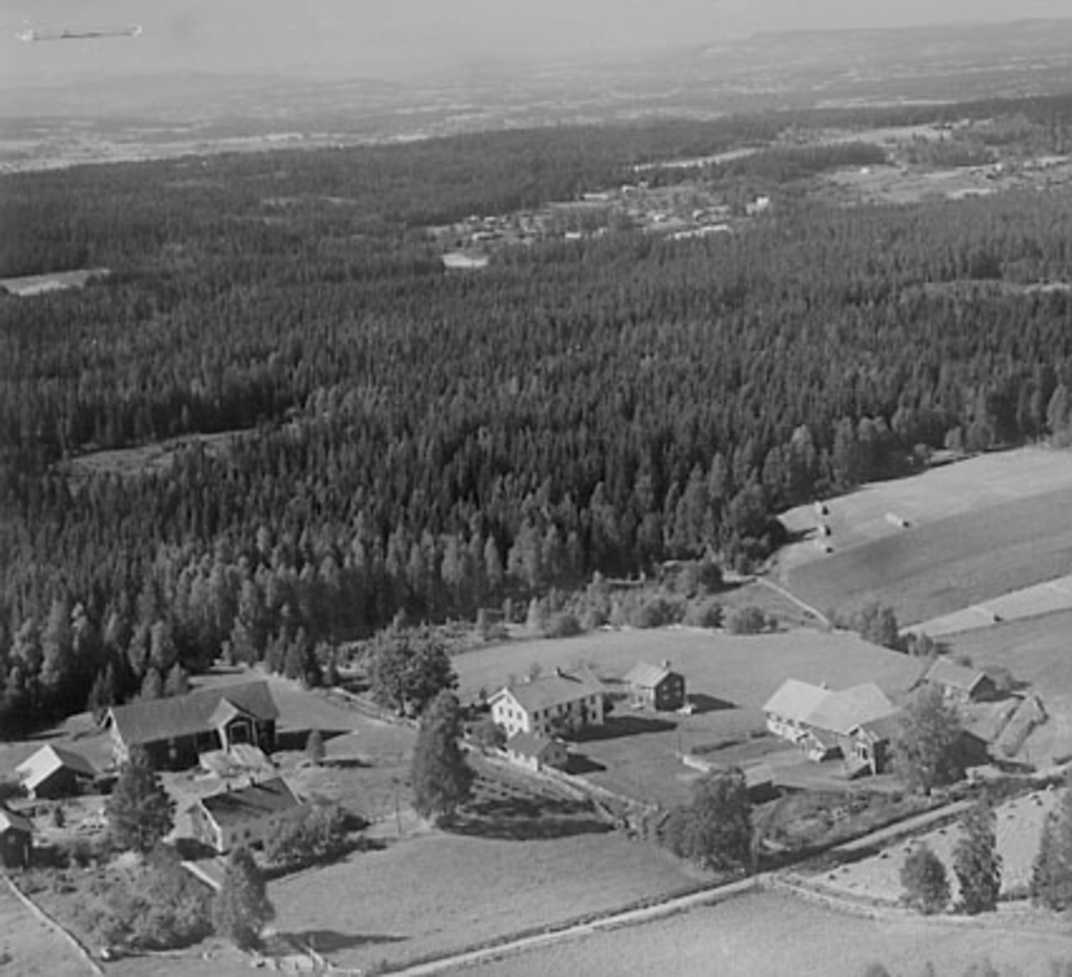Widerøes Flyveselskap A/S, FLYFOTO FURUSET NORDRE, ÅSVANG