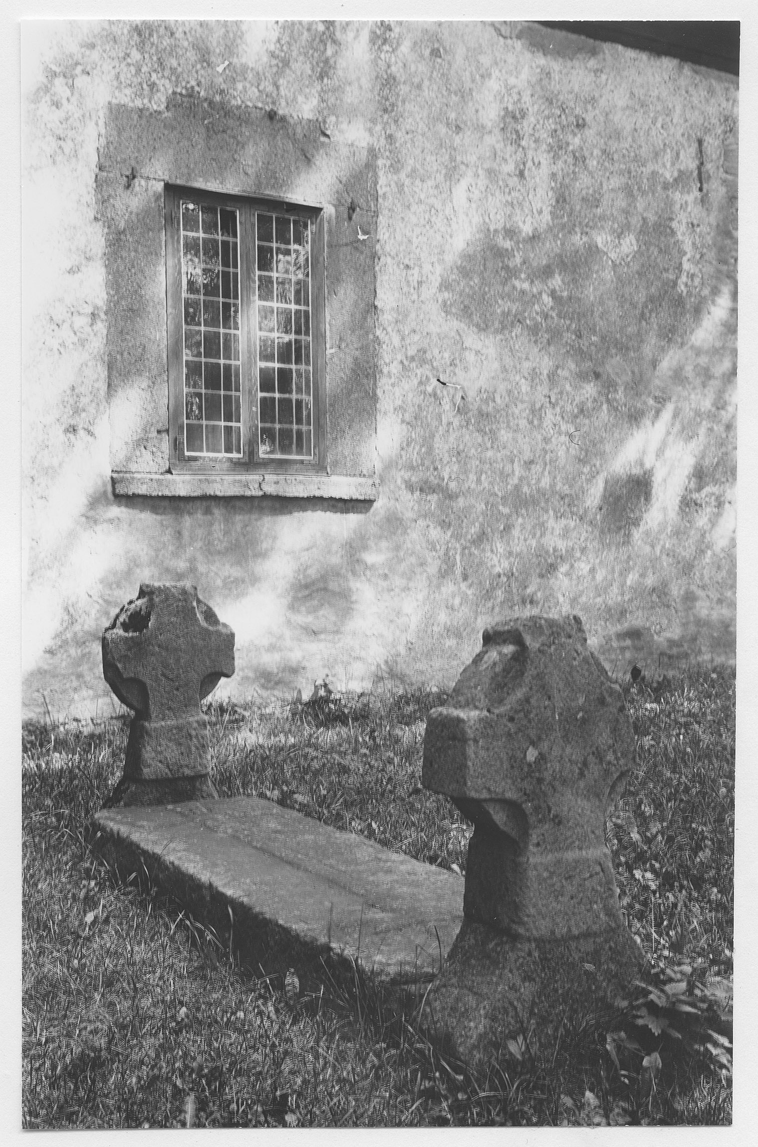 Mårten Sjöbeck, Västerplana kyrka, väl behållet romanskt gravmonument