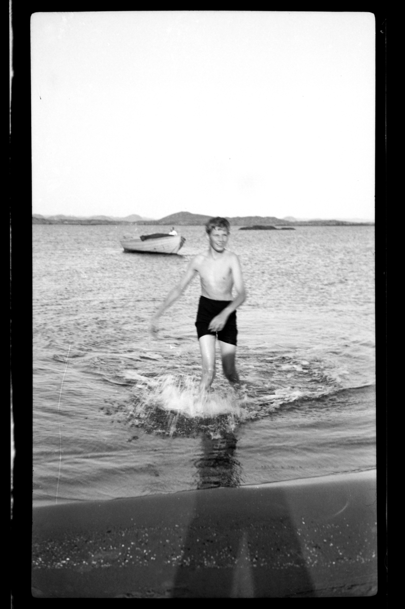 Rolf Sr. Sundt, Rolf Sundt jr. bader på Einarsneset. Fotografert 1936.
