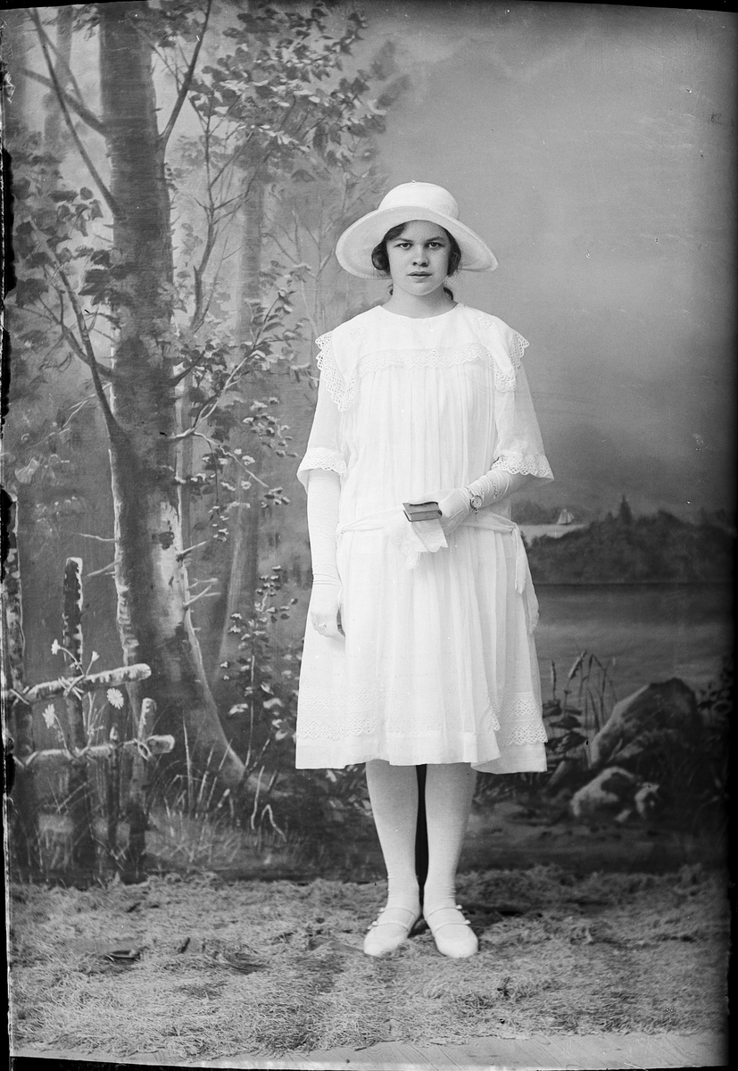 Skötsner-Edhlund, Ateljéporträtt - Eivor Karlsson från Bilsta, Börstil socken, Uppland 1923