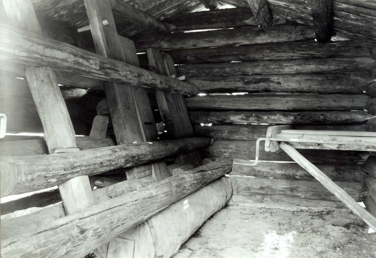 Gisle Midttun, Tømmerøya, Folldal, Nord-Østerdal, Hedmark. Stampe, interiør. Nå på Glomdalsmuseet.