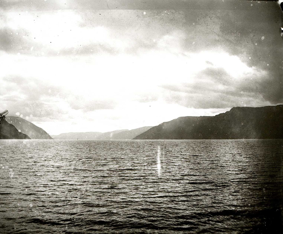 Tom Kent, Bilde tatt fra sjøen mot fjell og fjord.