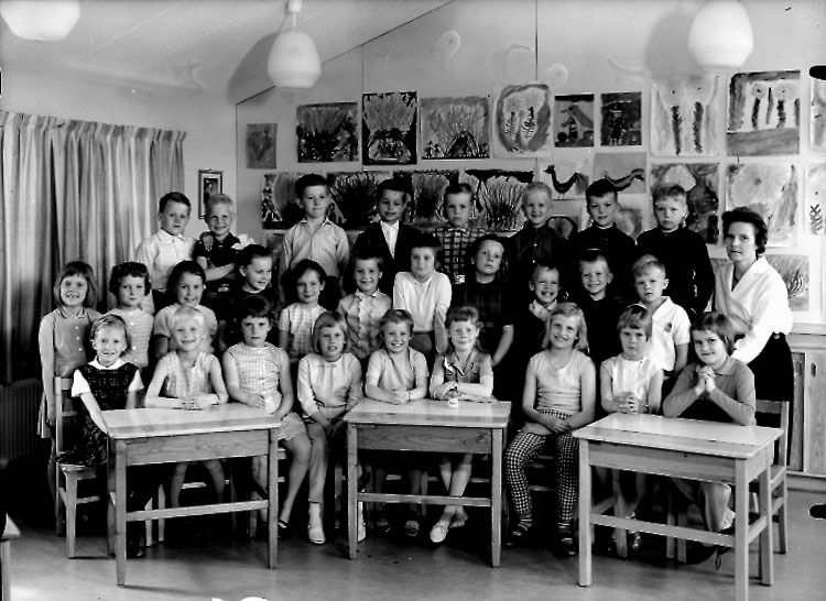 Sven Lindskog, Lillåstrandskolan, klassrumsinteriör, 28 skolbarn med lärarinna fru Britta Nilsson. Klass 1g, sal 12.