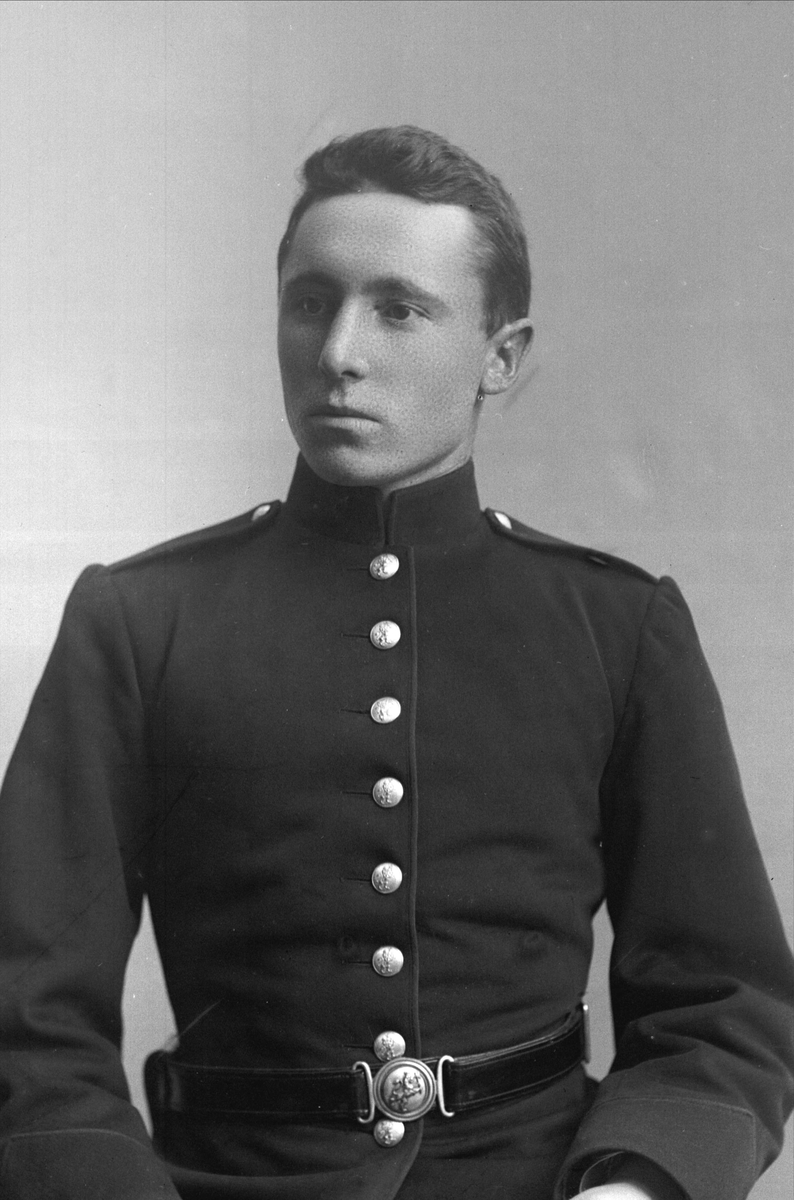 Gustav Borgen, Portrett, mann i kadettuniform.