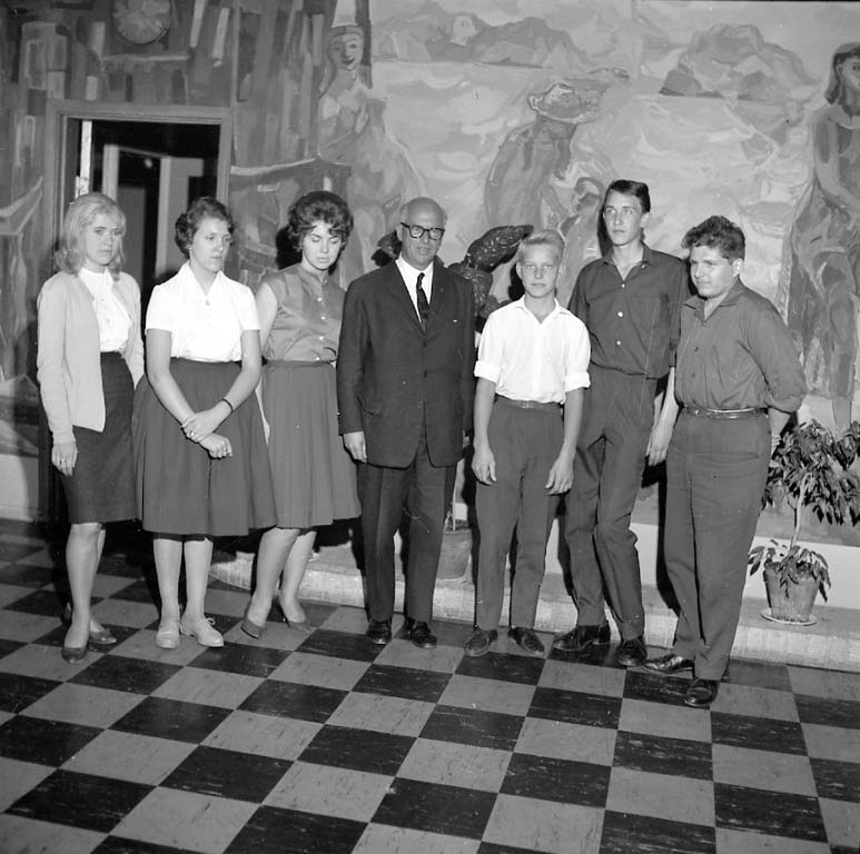 Arne Andersson, Direktör Robert Schwartzman på Tiger överlämnar elevbrev 15 september 1960