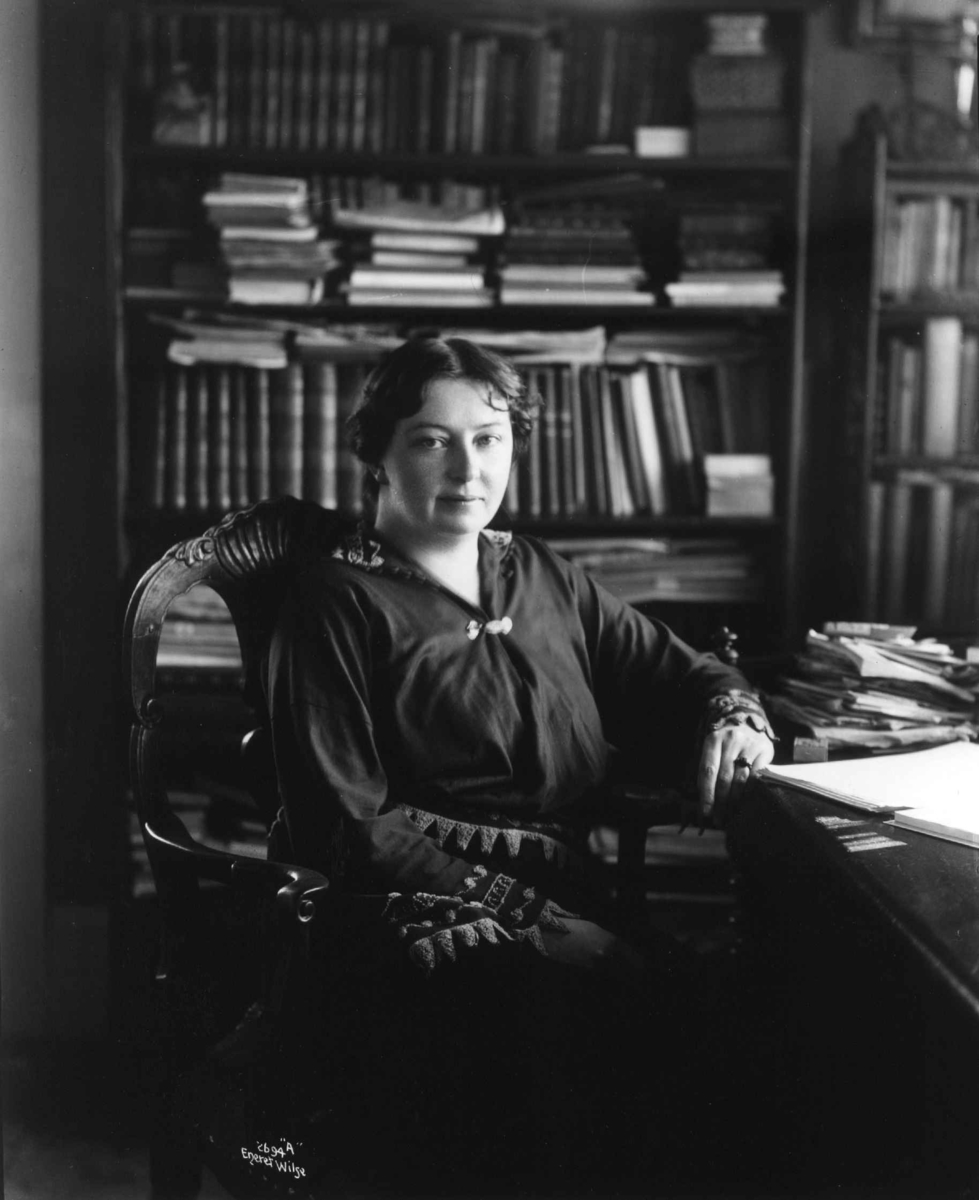 Anders Beer Wilse, Portrett av Sigrid Undset i sitt arbeidsrom med bøker i bakgrunnen.