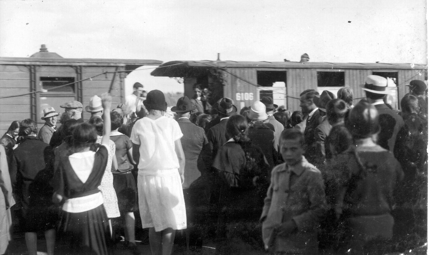Petras Ločeris, Paminklo kunigaikščiui Jonušui Radvilai atidengimo iškilmių dalyviai prie Biržų tvirtovės rūmų griuvėsių