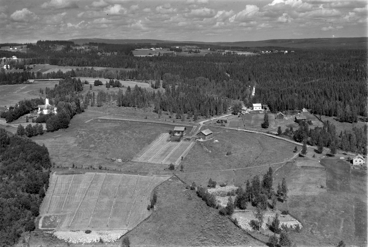 Widerøes Flyveselskap A/S, Flyfoto av Åsmarka kapell og området rundt. Midt i bildet: Kirkenær. Helt til høyre Fleskerud