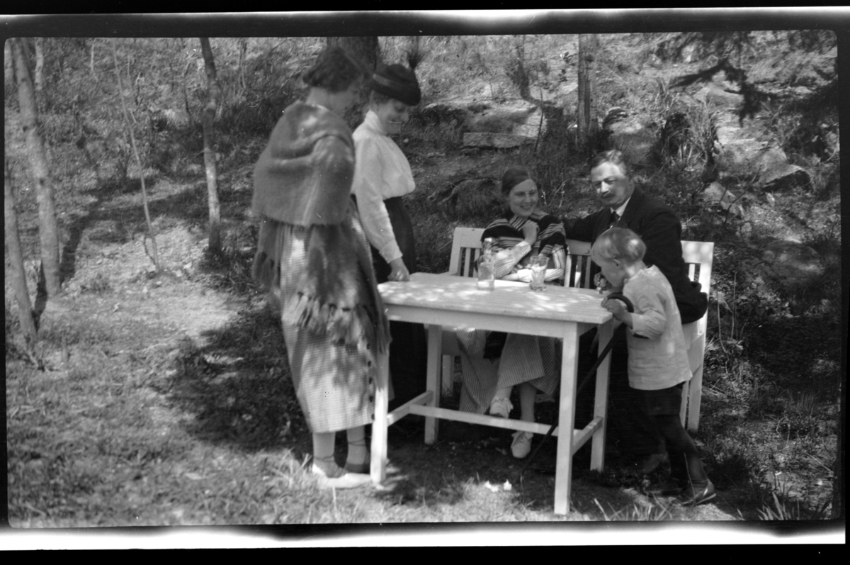 Rolf Sr. Sundt, Birgit Aubert, Birgitte Aubert, ukjent kvinne, Julius Thaulow Aubert og Julius Sundt samlet på Hildaro i hagen til Villa Knyggen i Voksenlia, Oslo. Fotografert 1922.