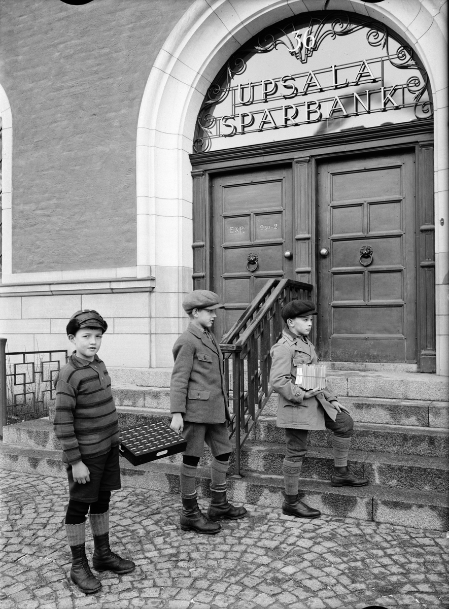 Paul Sandberg, Skolelever utanför Upsala Sparbank på Kungsgatan, Uppsala 1934