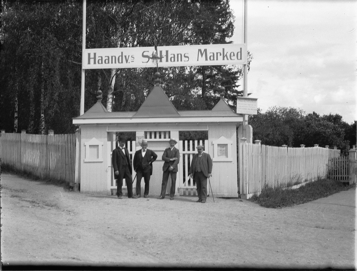 Ragnvald Andersen, Haandv. St Hans Marked. Ukjente menn ved porten.
