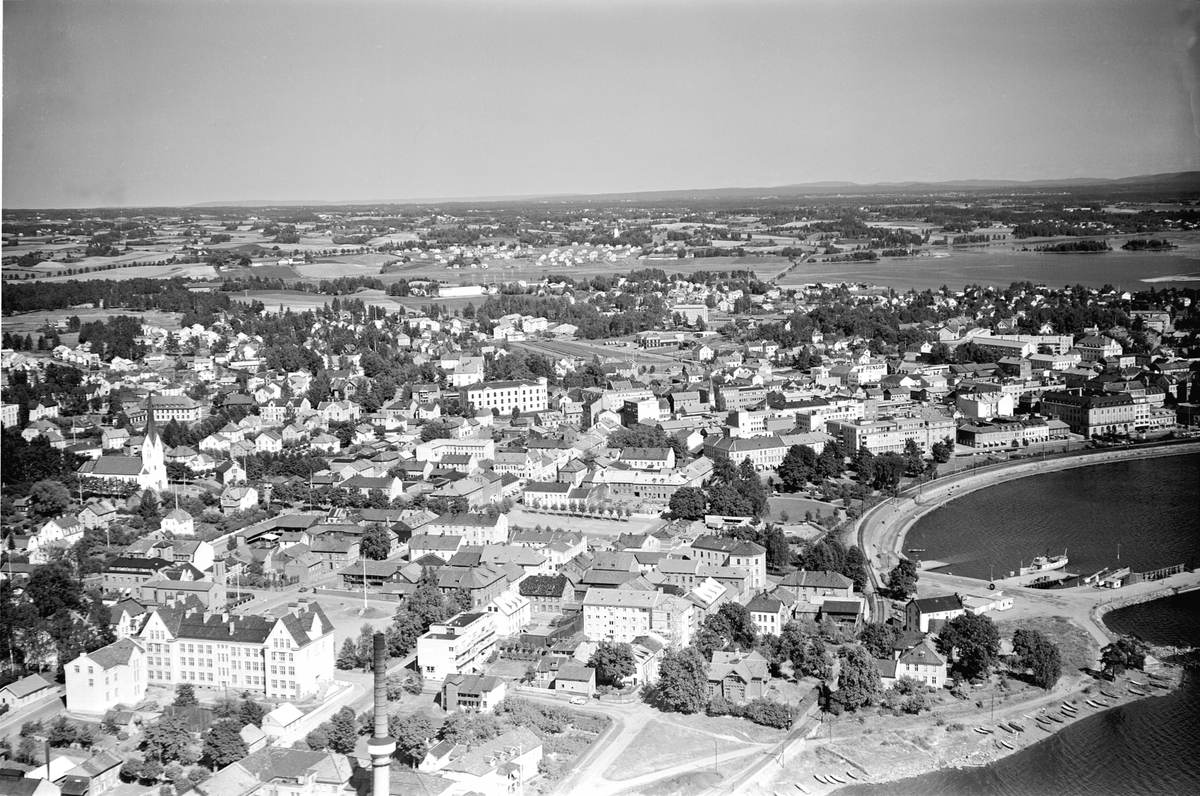 Widerøes Flyveselskap A/S, FLYFOTO FRA HAMAR KATEDRALSKOLE OG HØIENSALODDEN, KOIGEN OVER SENTRUM MOT VANG