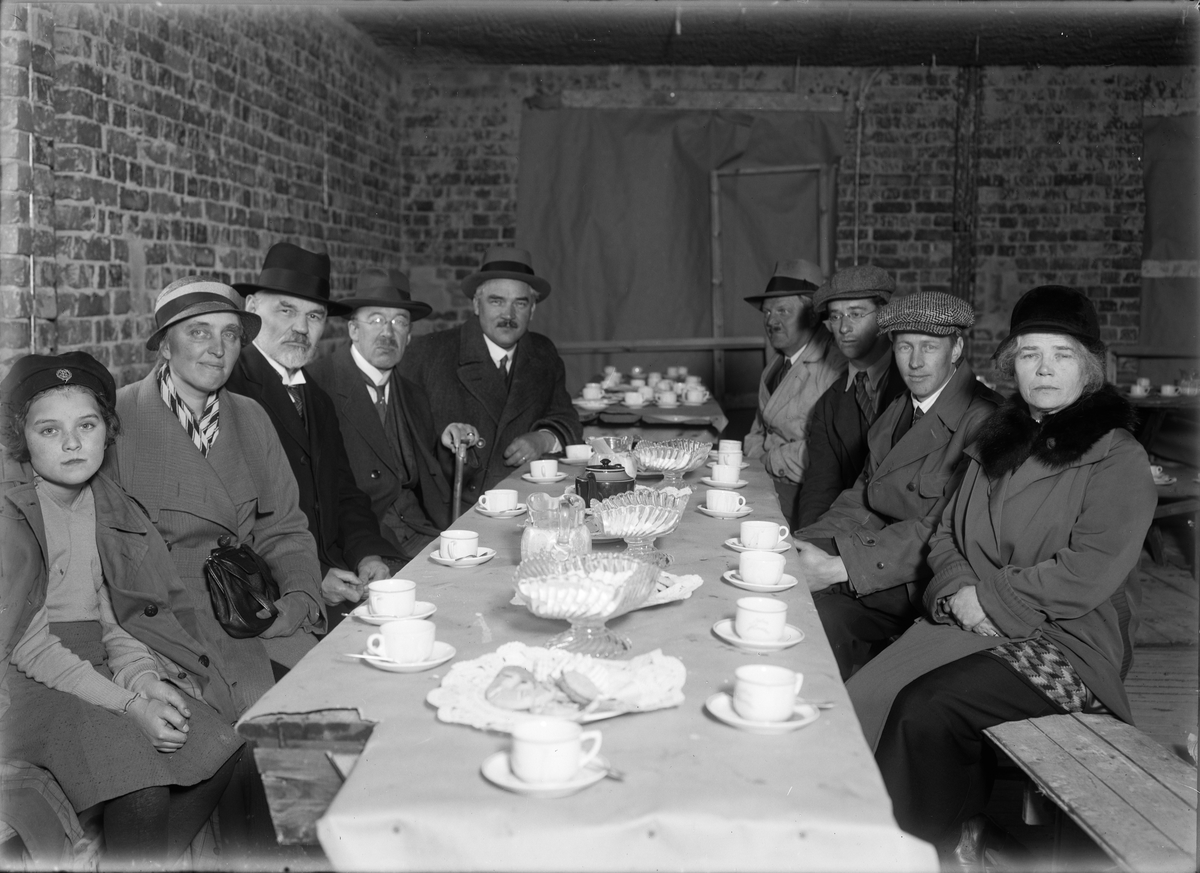Paul Sandberg, Builder Anders Diös on a roofing coffee, Uppsala 1933